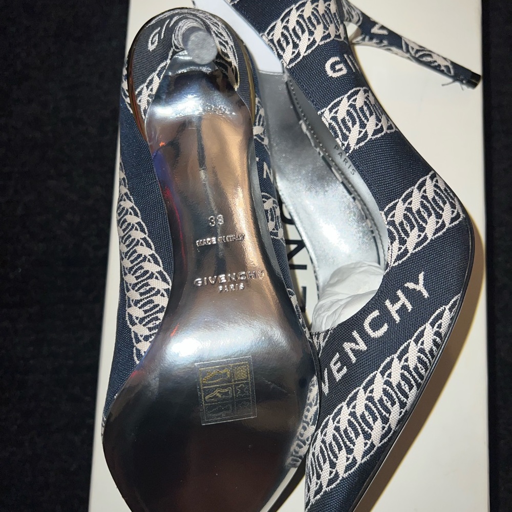 Givenchy - Picture 3 of 4